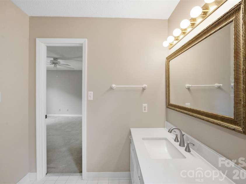 13432 Windward Cove, Charlotte, NC 28278.  MLS# CAR4419903, YatesRealty ID 48766. Guest Bathroom