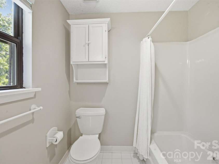 13432 Windward Cove, Charlotte, NC 28278.  MLS# CAR4419903, YatesRealty ID 48766. Guest Bathroom