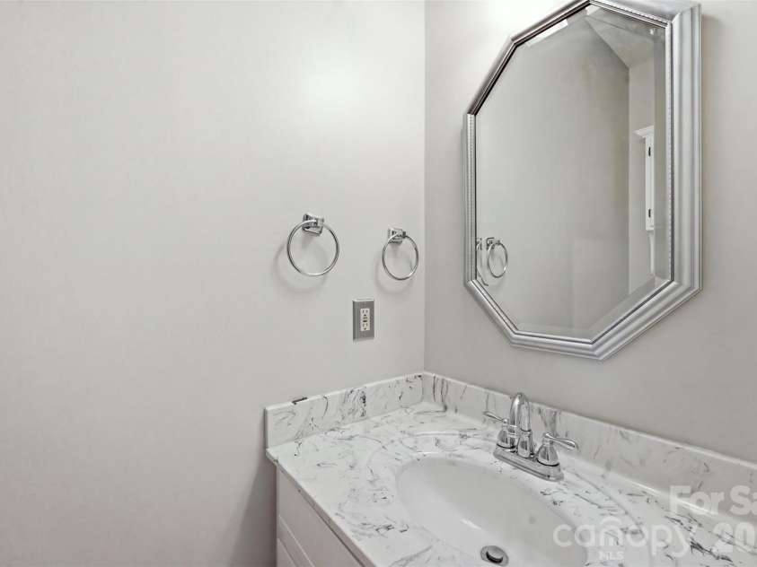 13432 Windward Cove, Charlotte, NC 28278.  MLS# CAR4419903, YatesRealty ID 48766. Half Bathroom Main Level