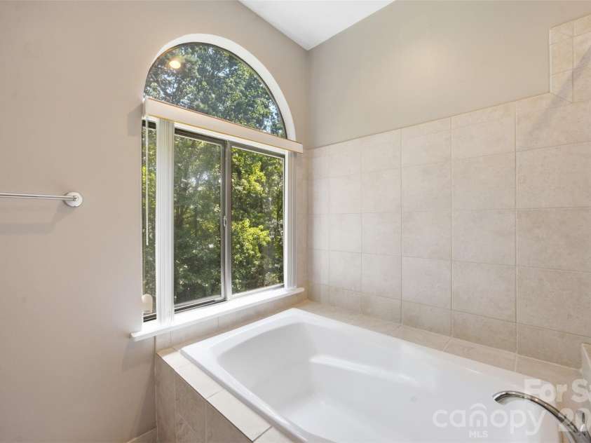 13432 Windward Cove, Charlotte, NC 28278.  MLS# CAR4419903, YatesRealty ID 48766. Primary Bathroom
