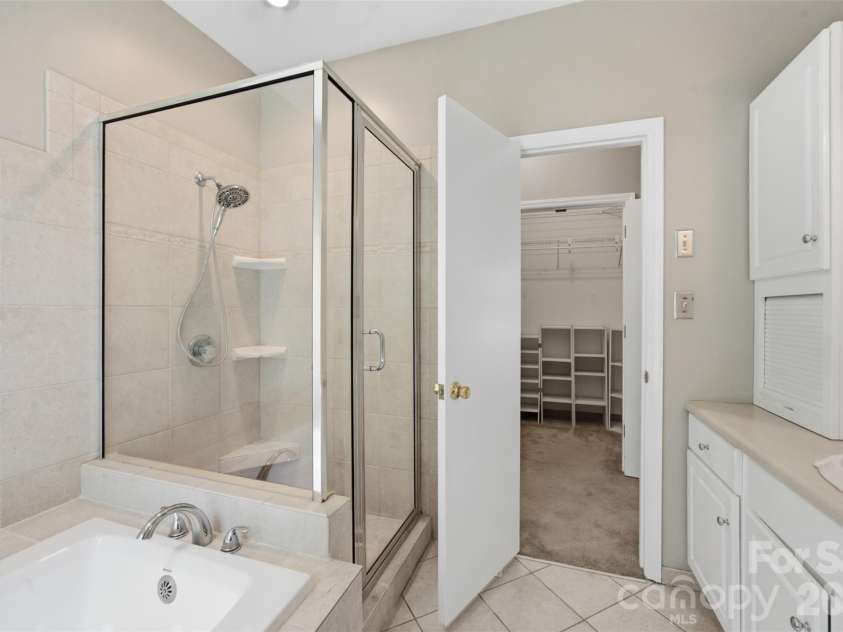 13432 Windward Cove, Charlotte, NC 28278.  MLS# CAR4419903, YatesRealty ID 48766. Primary Bathroom