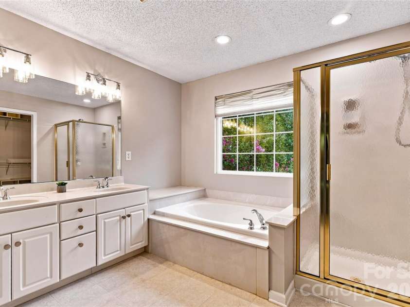5477 Cambridge Bay Drive, Charlotte, NC 28269.  MLS# CAR4419836, YatesRealty ID 48767. 