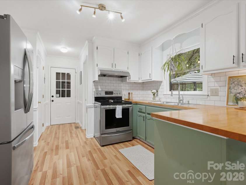 2709 Stockwood Drive, Gastonia, NC 28056.  MLS# CAR4417564, YatesRealty ID 48768. Kitchen