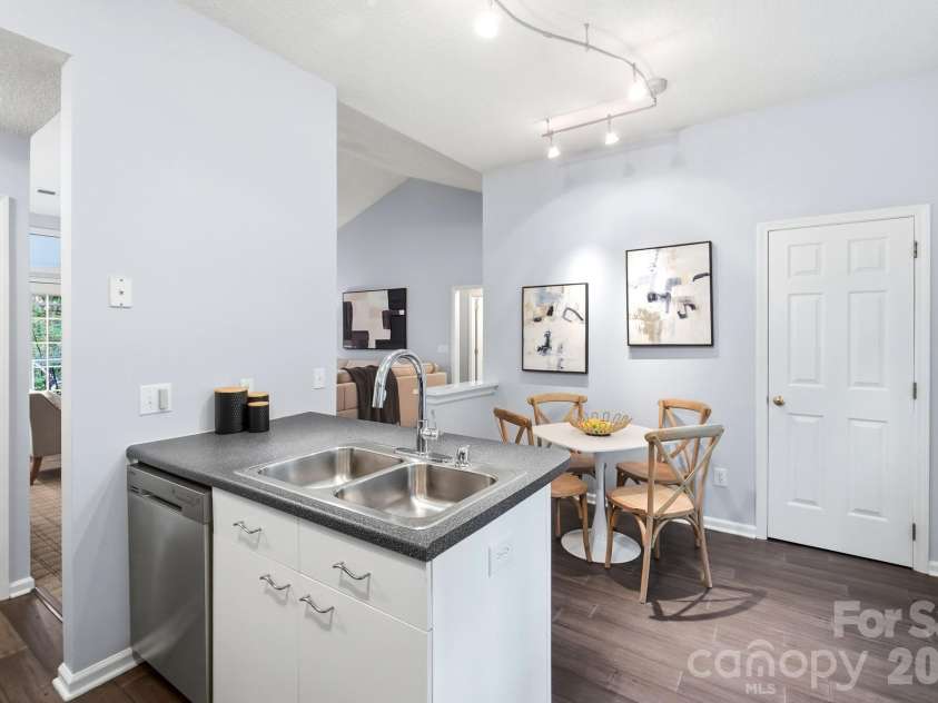 2819 Cedar Chase Drive, Matthews, NC 28105.  MLS# CAR4420001, YatesRealty ID 48769. Kitchen w/breakfast nook