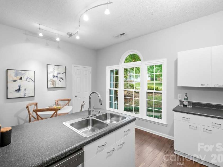 2819 Cedar Chase Drive, Matthews, NC 28105.  MLS# CAR4420001, YatesRealty ID 48769. Kitchen w/breakfast nook and pantry