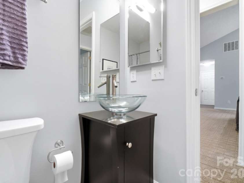 2819 Cedar Chase Drive, Matthews, NC 28105.  MLS# CAR4420001, YatesRealty ID 48769. Updated Secondary Full Bathroom