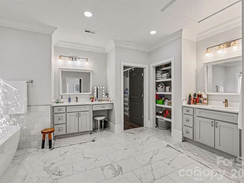 15200 August Lane, Charlotte, NC 28227.  MLS# CAR4350739, YatesRealty ID 4877. PRIMARY BATHROOM SUITE