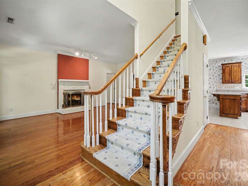 8805 Crosstimbers Drive, Charlotte, NC 28215.  MLS# CAR4418067, YatesRealty ID 48773. 