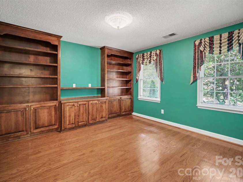 8805 Crosstimbers Drive, Charlotte, NC 28215.  MLS# CAR4418067, YatesRealty ID 48773. 