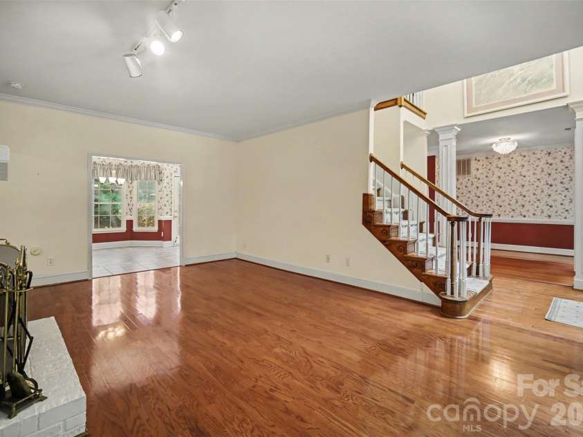 8805 Crosstimbers Drive, Charlotte, NC 28215.  MLS# CAR4418067, YatesRealty ID 48773. 