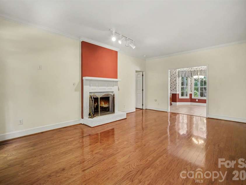8805 Crosstimbers Drive, Charlotte, NC 28215.  MLS# CAR4418067, YatesRealty ID 48773. 