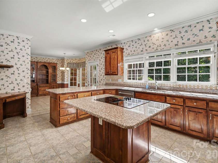 8805 Crosstimbers Drive, Charlotte, NC 28215.  MLS# CAR4418067, YatesRealty ID 48773. 