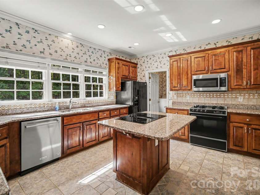 8805 Crosstimbers Drive, Charlotte, NC 28215.  MLS# CAR4418067, YatesRealty ID 48773. 