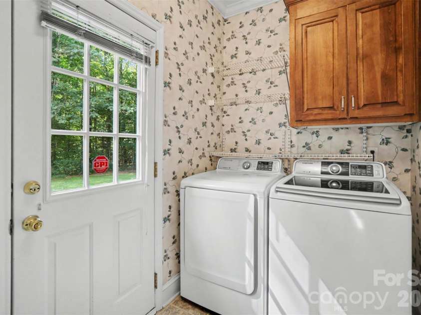 8805 Crosstimbers Drive, Charlotte, NC 28215.  MLS# CAR4418067, YatesRealty ID 48773. 