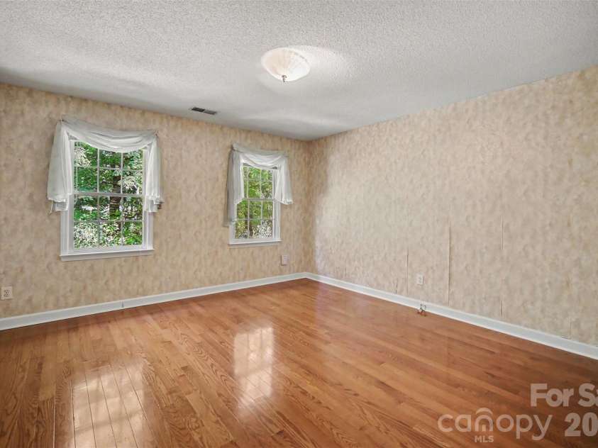 8805 Crosstimbers Drive, Charlotte, NC 28215.  MLS# CAR4418067, YatesRealty ID 48773. 