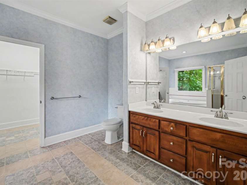 8805 Crosstimbers Drive, Charlotte, NC 28215.  MLS# CAR4418067, YatesRealty ID 48773. 