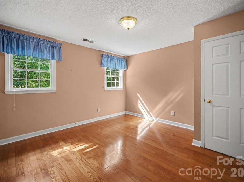 8805 Crosstimbers Drive, Charlotte, NC 28215.  MLS# CAR4418067, YatesRealty ID 48773. 