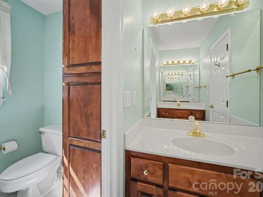8805 Crosstimbers Drive, Charlotte, NC 28215.  MLS# CAR4418067, YatesRealty ID 48773. 