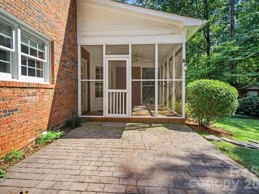 8805 Crosstimbers Drive, Charlotte, NC 28215.  MLS# CAR4418067, YatesRealty ID 48773. 