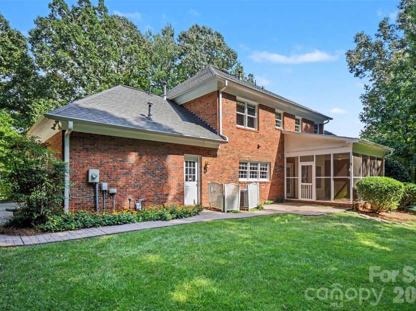 8805 Crosstimbers Drive, Charlotte, NC 28215.  MLS# CAR4418067, YatesRealty ID 48773. 