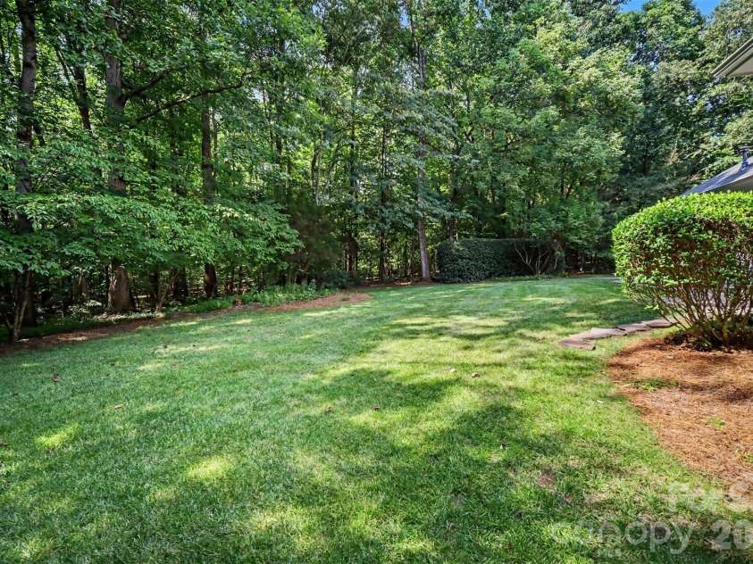 8805 Crosstimbers Drive, Charlotte, NC 28215.  MLS# CAR4418067, YatesRealty ID 48773. 