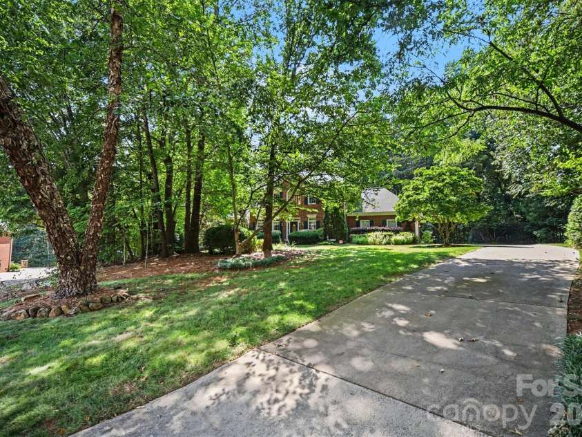 8805 Crosstimbers Drive, Charlotte, NC 28215.  MLS# CAR4418067, YatesRealty ID 48773. 