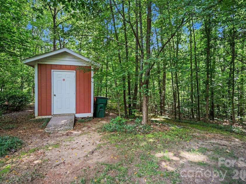 8805 Crosstimbers Drive, Charlotte, NC 28215.  MLS# CAR4418067, YatesRealty ID 48773. 