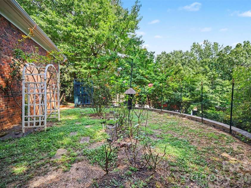 8805 Crosstimbers Drive, Charlotte, NC 28215.  MLS# CAR4418067, YatesRealty ID 48773. 