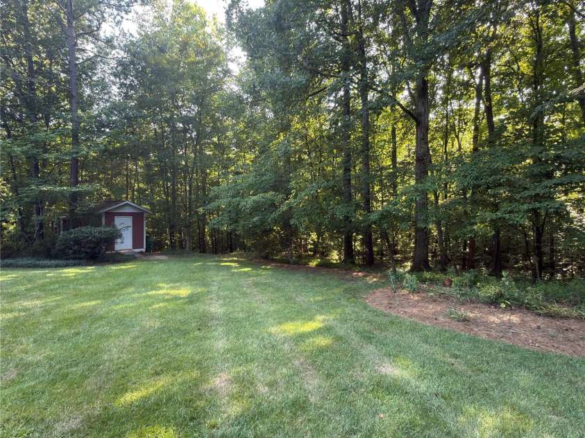 8805 Crosstimbers Drive, Charlotte, NC 28215.  MLS# CAR4418067, YatesRealty ID 48773. 