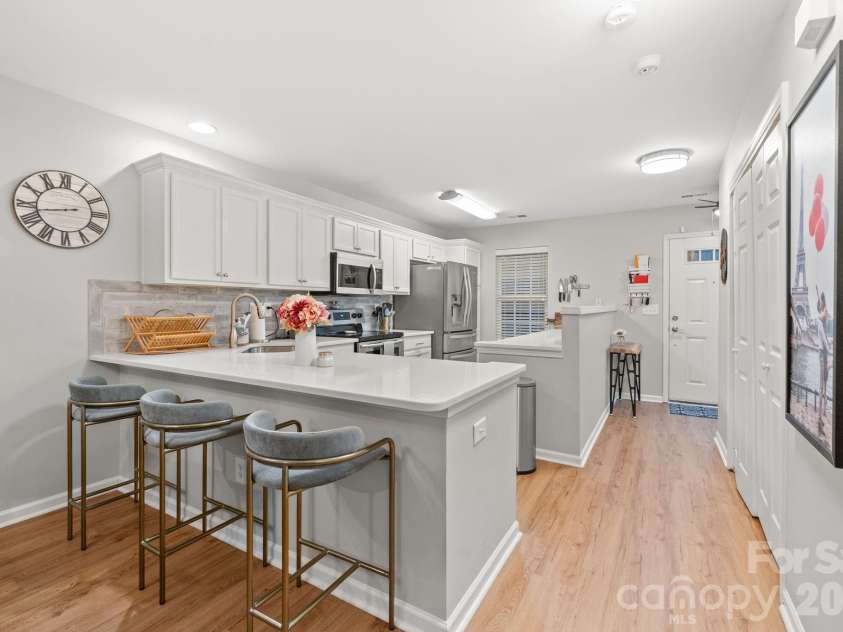 11319 Morgan Valley Lane, Charlotte, NC 28270.  MLS# CAR4418759, YatesRealty ID 48774. Fully Updated Chef's Kitchen