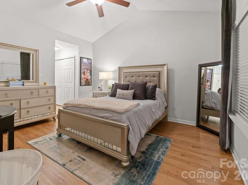 11319 Morgan Valley Lane, Charlotte, NC 28270.  MLS# CAR4418759, YatesRealty ID 48774. Huge Upgraded Master-Suite on Main Floor with Tall Vaulted Ceilings!