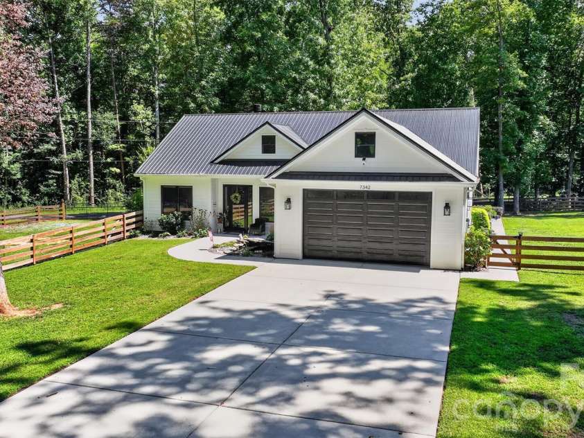 7342 Milan Drive, Huntersville, NC 28078.  MLS# CAR4418830, YatesRealty ID 48780. 