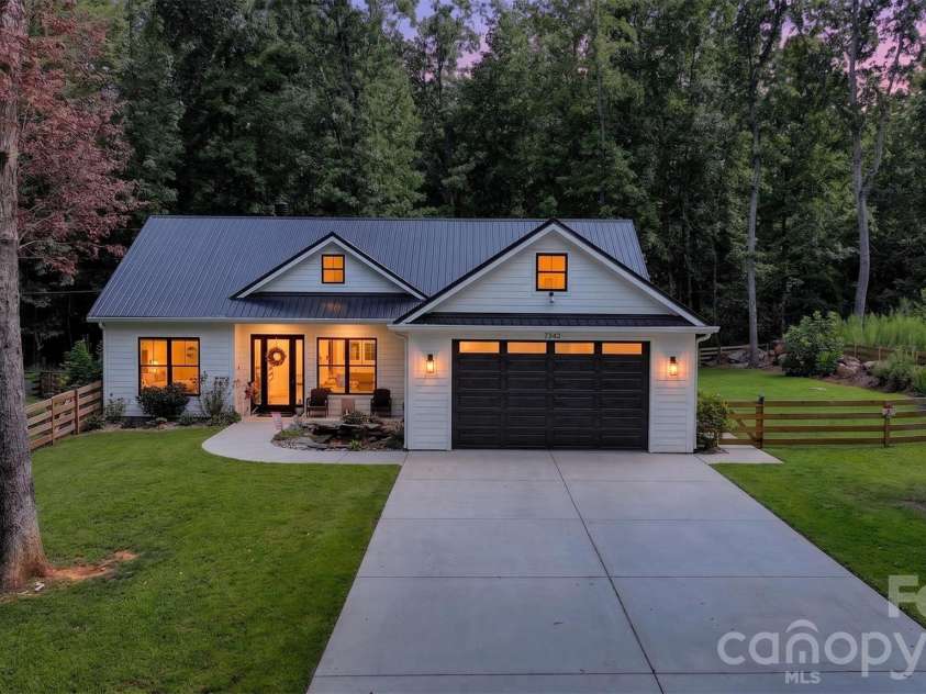 7342 Milan Drive, Huntersville, NC 28078.  MLS# CAR4418830, YatesRealty ID 48780. 