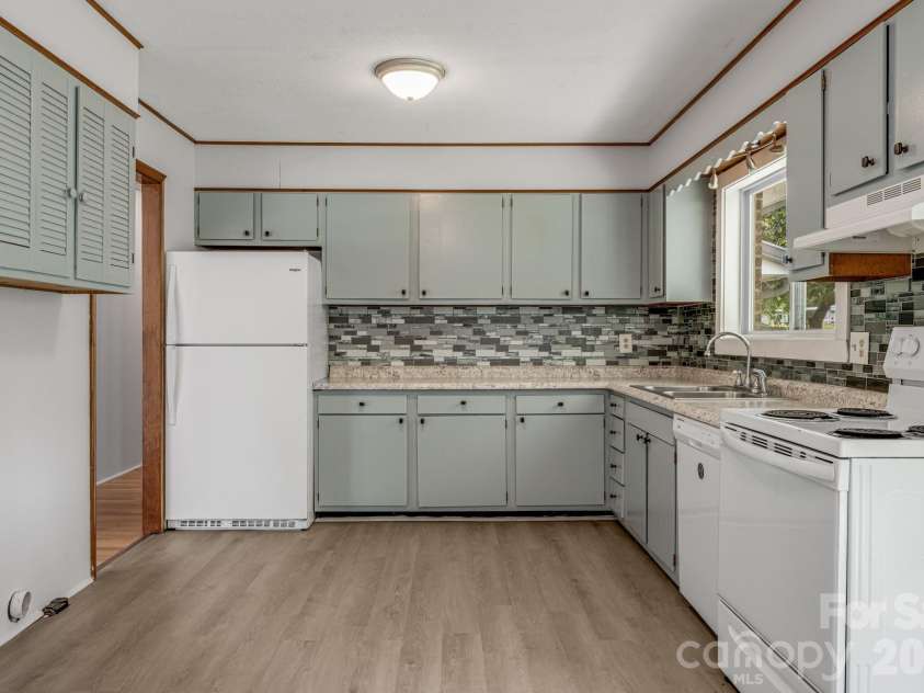 25 Hickory Tree Road, Asheville, NC 28805.  MLS# CAR4418920, YatesRealty ID 48783. 
