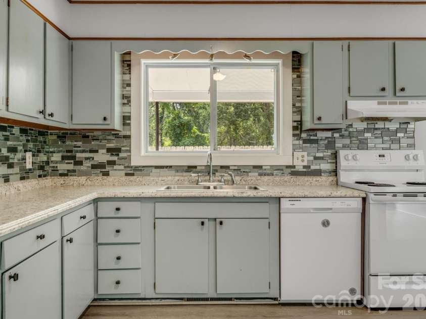 25 Hickory Tree Road, Asheville, NC 28805.  MLS# CAR4418920, YatesRealty ID 48783. 