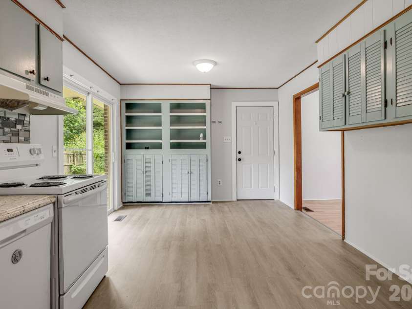 25 Hickory Tree Road, Asheville, NC 28805.  MLS# CAR4418920, YatesRealty ID 48783. 