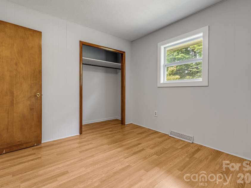 25 Hickory Tree Road, Asheville, NC 28805.  MLS# CAR4418920, YatesRealty ID 48783. 