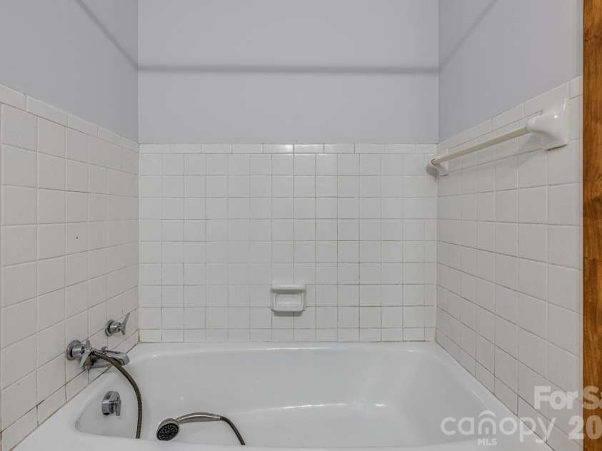 25 Hickory Tree Road, Asheville, NC 28805.  MLS# CAR4418920, YatesRealty ID 48783. 