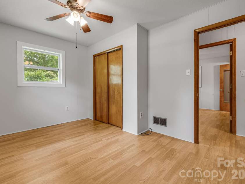 25 Hickory Tree Road, Asheville, NC 28805.  MLS# CAR4418920, YatesRealty ID 48783. 