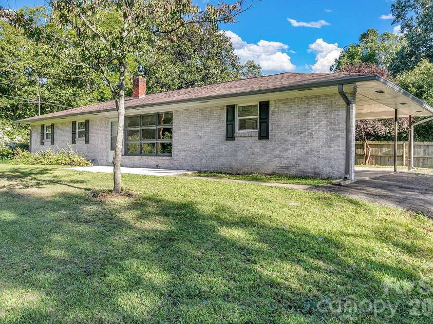 25 Hickory Tree Road, Asheville, NC 28805.  MLS# CAR4418920, YatesRealty ID 48783. 