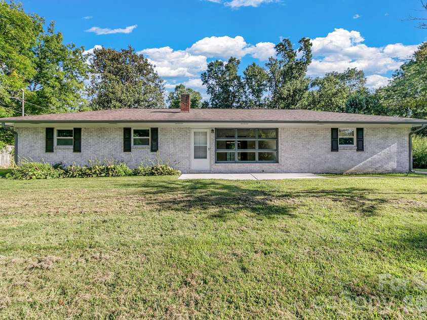 25 Hickory Tree Road, Asheville, NC 28805.  MLS# CAR4418920, YatesRealty ID 48783. Beautiful ranch home with large yard