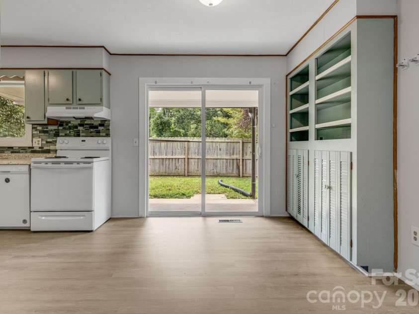 25 Hickory Tree Road, Asheville, NC 28805.  MLS# CAR4418920, YatesRealty ID 48783. Dining area