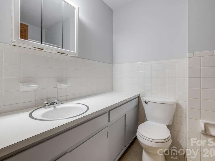 25 Hickory Tree Road, Asheville, NC 28805.  MLS# CAR4418920, YatesRealty ID 48783. Full bath
