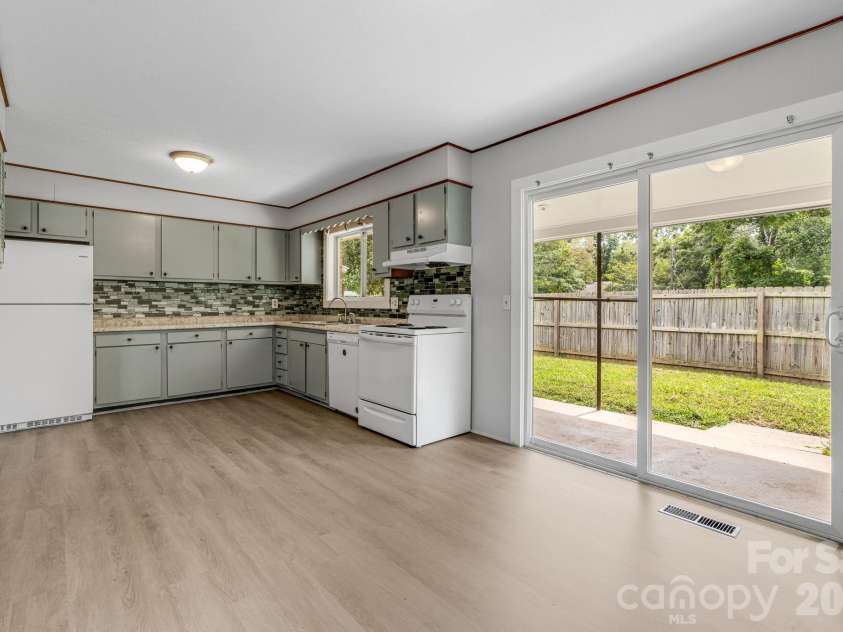 25 Hickory Tree Road, Asheville, NC 28805.  MLS# CAR4418920, YatesRealty ID 48783. Kitchen and dining area
