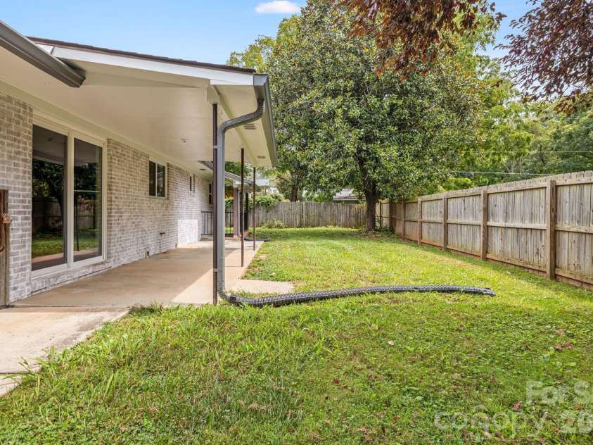 25 Hickory Tree Road, Asheville, NC 28805.  MLS# CAR4418920, YatesRealty ID 48783. Nice back yard