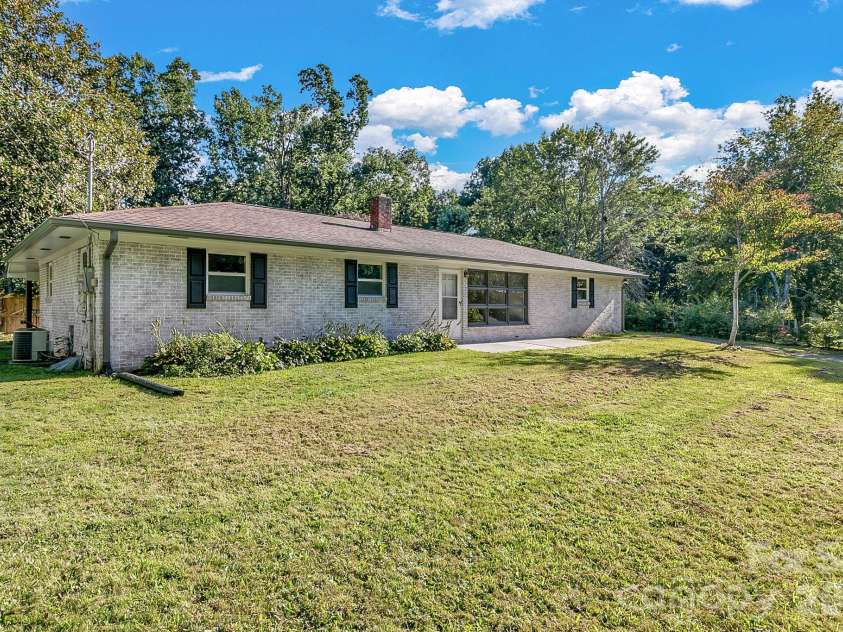 25 Hickory Tree Road, Asheville, NC 28805.  MLS# CAR4418920, YatesRealty ID 48783. Nice level front yard