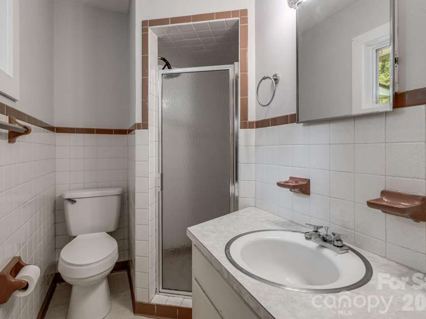 25 Hickory Tree Road, Asheville, NC 28805.  MLS# CAR4418920, YatesRealty ID 48783. Primary bathroom