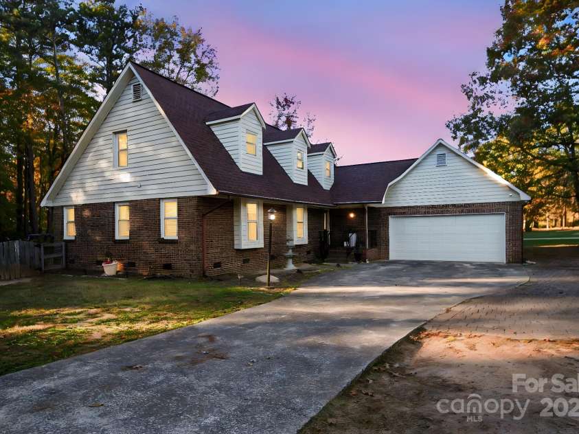 4724 Weddington Matthews Road, Matthews, NC 28104.  MLS# CAR4317216, YatesRealty ID 48786. 
