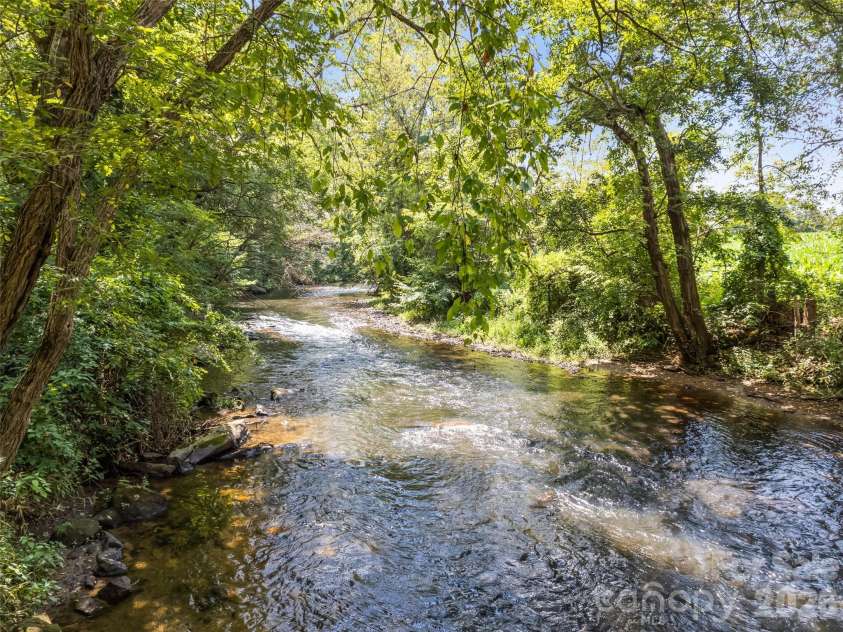 404 Loop Road, Clyde, NC 28721.  MLS# CAR4417771, YatesRealty ID 48787. 