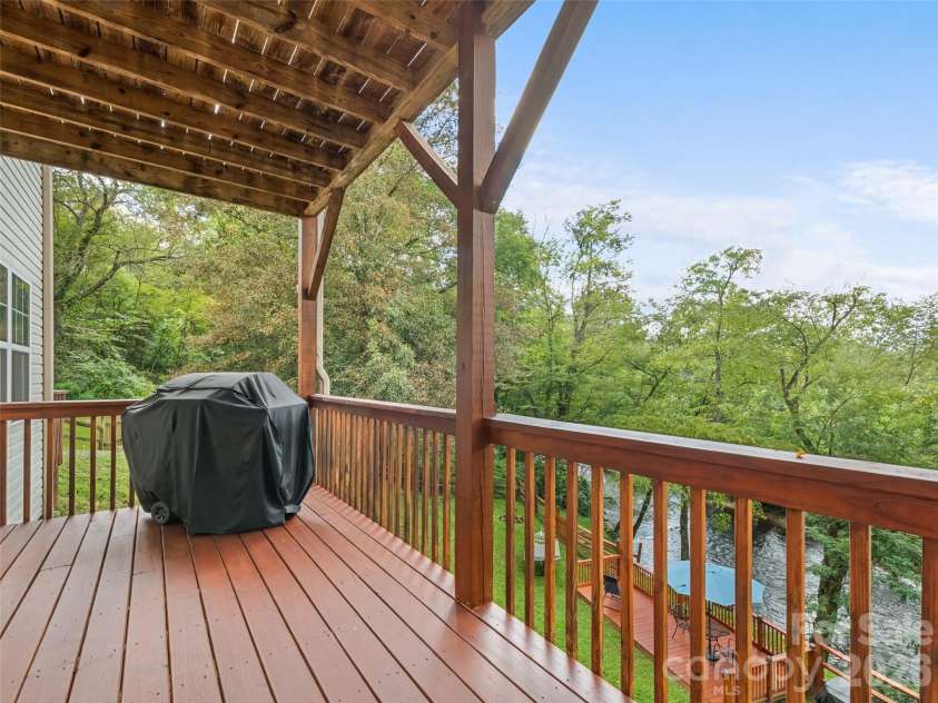 404 Loop Road, Clyde, NC 28721.  MLS# CAR4417771, YatesRealty ID 48787. 